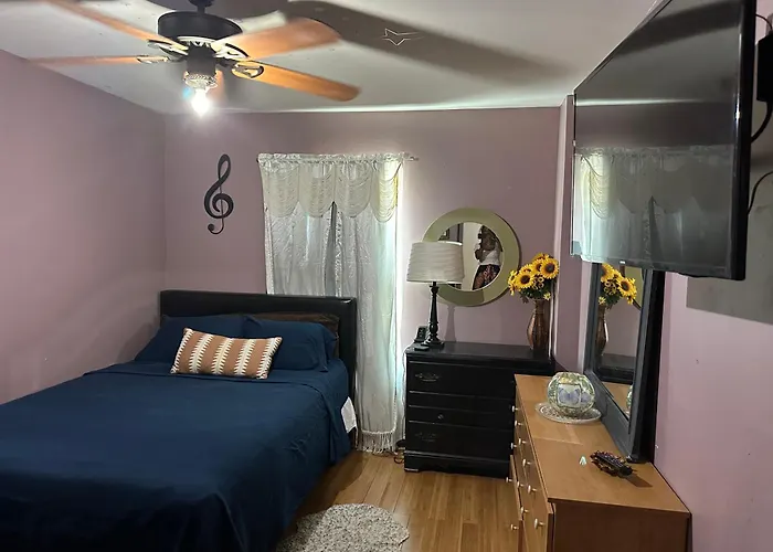 Colorful 3 Bedrooms Twin Home Near Center